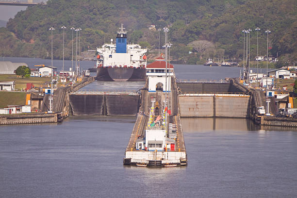 blocco del canale di panama - panama canal panama global finance container ship foto e immagini stock