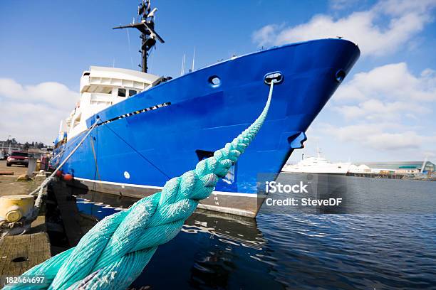 Foto de Olhando Para Baixo A Linha De Amarração Na Proa De Um Grande Navio e mais fotos de stock de Indústria