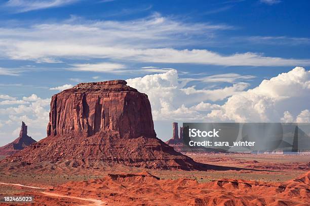 Vale Monument No Arizona Eua Num Dia Soalheiro - Fotografias de stock e mais imagens de Ao Ar Livre - Ao Ar Livre, Arenito, Arizona