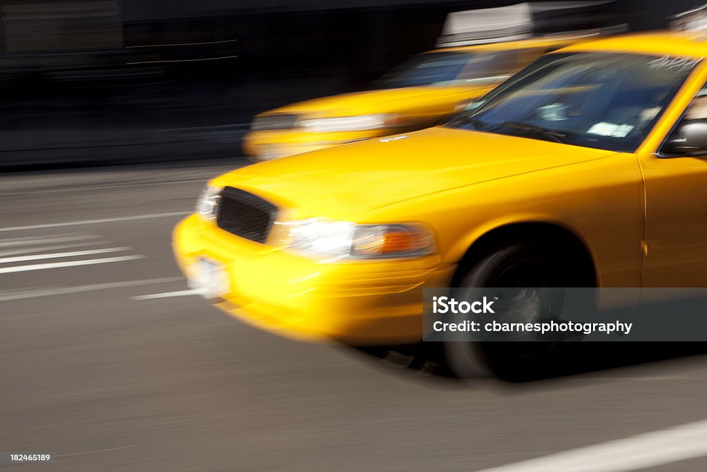 Borroso imagen de un taxi amarillo 40 en una calle de la ciudad - Foto de stock de Actividad libre de derechos