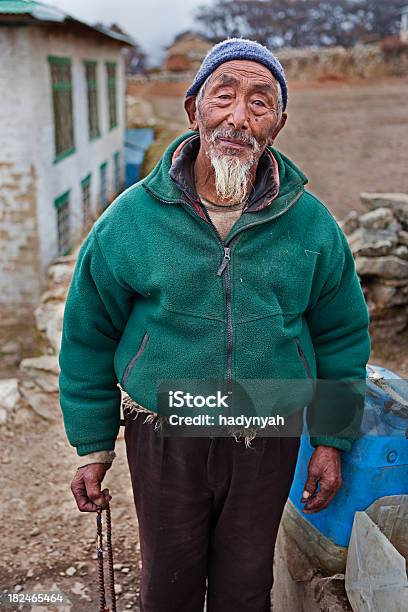 Portret Nepalski Sherpa - zdjęcia stockowe i więcej obrazów 70-79 lat - 70-79 lat, Azja, Azjaci