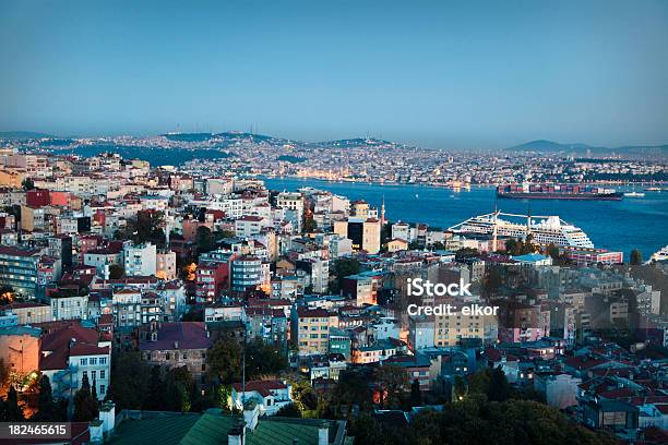 Area Residenziale Di Istanbul Al Tramonto - Fotografie stock e altre immagini di Albero - Albero, Ambientazione esterna, Arabesco - Stili