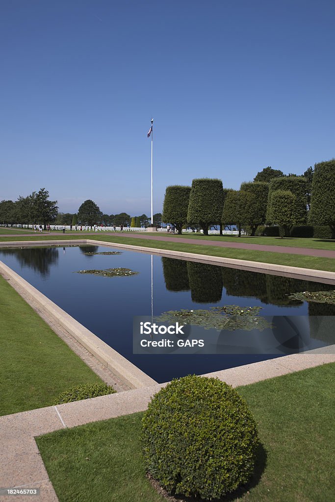 Normandie American War Cemetery und Memorial at Omaha Beach - Lizenzfrei Amerikanische Flagge Stock-Foto