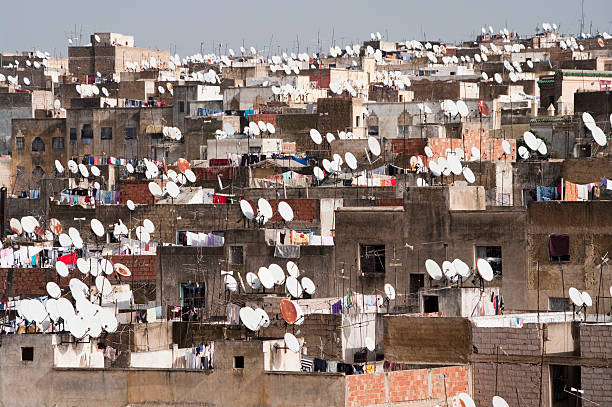 dach-szene in fes, marokko mit satellitenschüsseln - television aerial roof antenna city stock-fotos und bilder