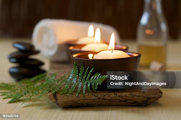 Velas Flotantes En El Spa Zen Foto de stock y más banco de imágenes de Ayurveda - Ayurveda, Dar masajes, Tratamiento de spa