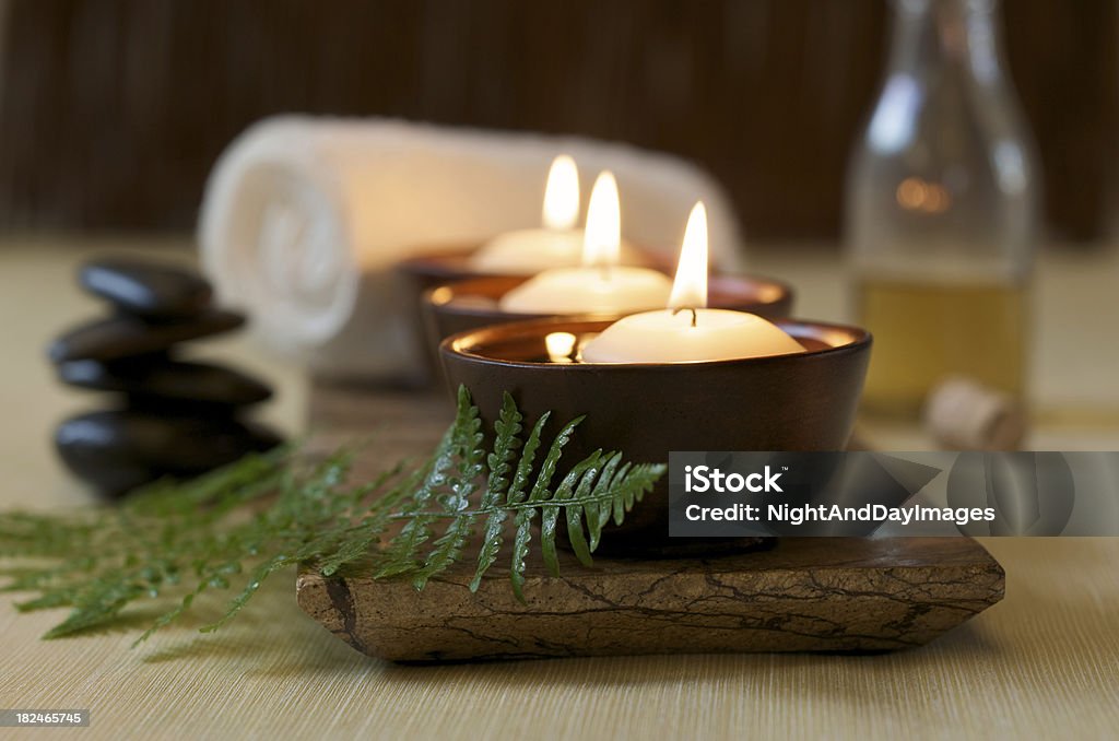 Candele galleggianti in una Spa Zen - Foto stock royalty-free di Ayurveda