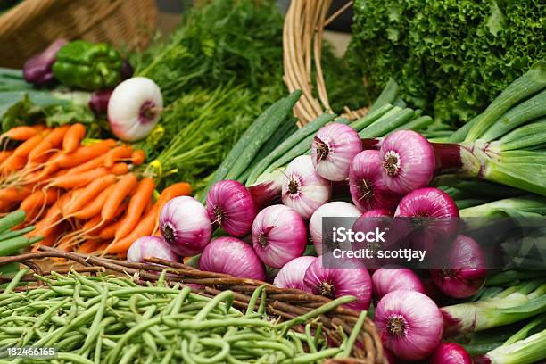 Primavera Cipolle Rosse In Un Mercato Degli Agricoltori - Fotografie stock e altre immagini di Carota