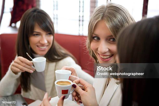 Pausa Caffè - Fotografie stock e altre immagini di Adulto - Adulto, Allegro, Ambientazione interna