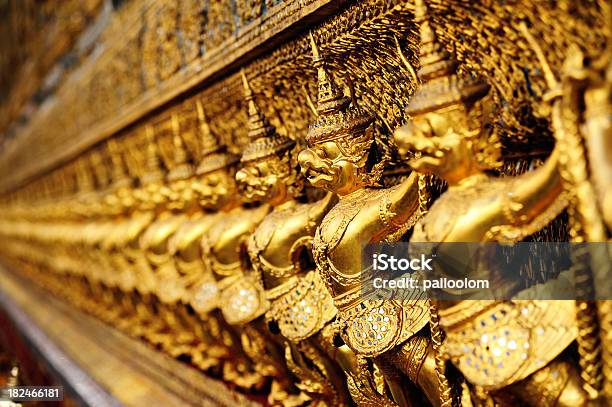 Goldene Garuda Im Wat Phra Kaeo Stockfoto und mehr Bilder von Abstrakt - Abstrakt, Architektonisches Detail, Architektur