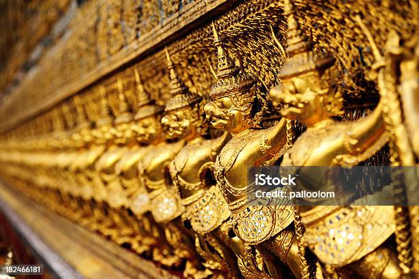Golden Da Garuda Em Wat Phra Kaew - Fotografias de stock e mais imagens de Abstrato - Abstrato, Arquitetura, Banguecoque