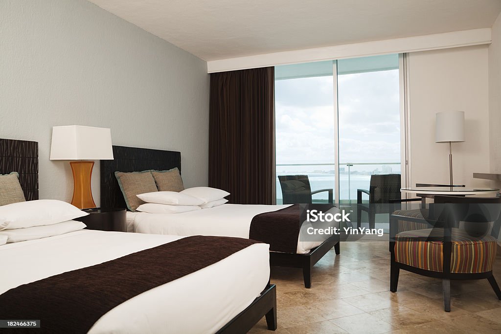 Quarto de Hotel Resort com vista para o mar do Caribe - Foto de stock de Praia royalty-free