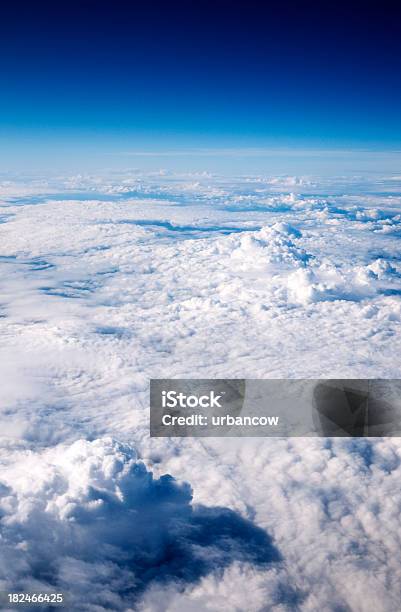 Acima Das Nuvens - Fotografias de stock e mais imagens de Ao Ar Livre - Ao Ar Livre, Avião, Azul