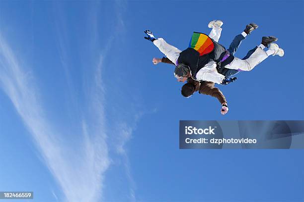 Foto Stock Sin Royalties Dos Hombres Skydiving Foto de stock y más banco de imágenes de Caída libre - Paracaidismo - Caída libre - Paracaidismo, En tándem, Dos personas