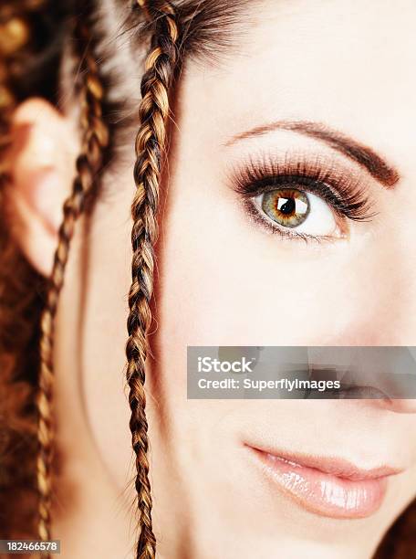Mulher Jovem E Bonita Com Cabelo Trançado Verde Olhos Castanhos Claros - Fotografias de stock e mais imagens de 20-29 Anos