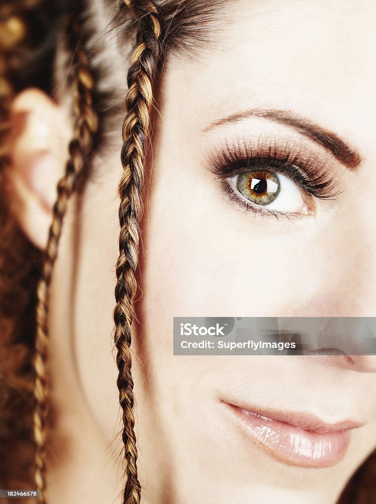 Молодая женщина с заплетенными волосами и красивой зеленой Светло-карие глаза - Стоковые фото 20-29 лет роялти-фри