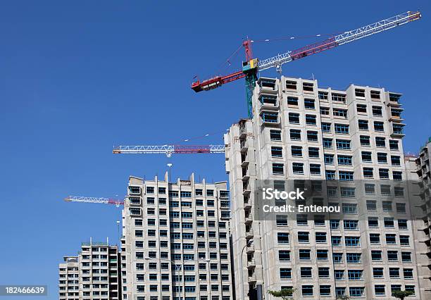 Foto de Highrise De Construção e mais fotos de stock de Apartamento - Apartamento, Arranha-céu, Azul