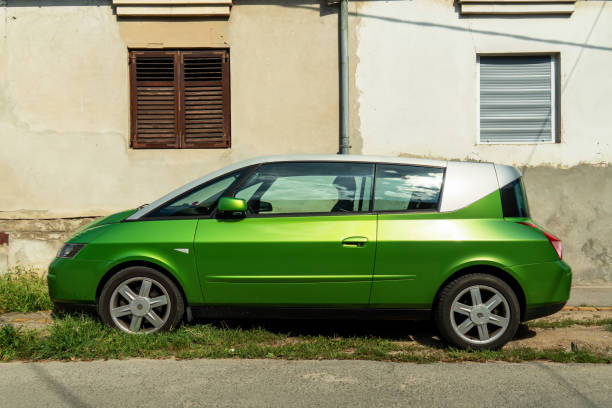 raro, uno de los 8000 producidos por matra excéntrica minivan de diseño inusual coupé renault avantime en color verde está estacionado - renault scenic fotografías e imágenes de stock