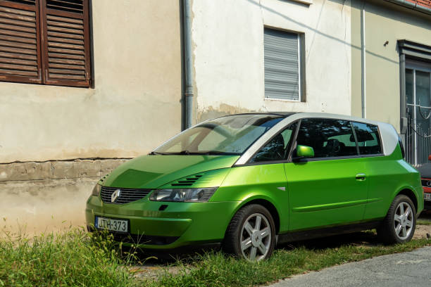 raro, uno de los 8000 producidos por matra excéntrica minivan de diseño inusual coupé renault avantime en color verde está estacionado en subotica 01.09.2023 - renault scenic fotografías e imágenes de stock