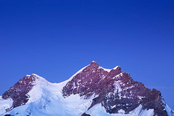 山頂から夜明け jungfraujoch スイス - copy space alpenglow winter mountain range ストックフォトと画像