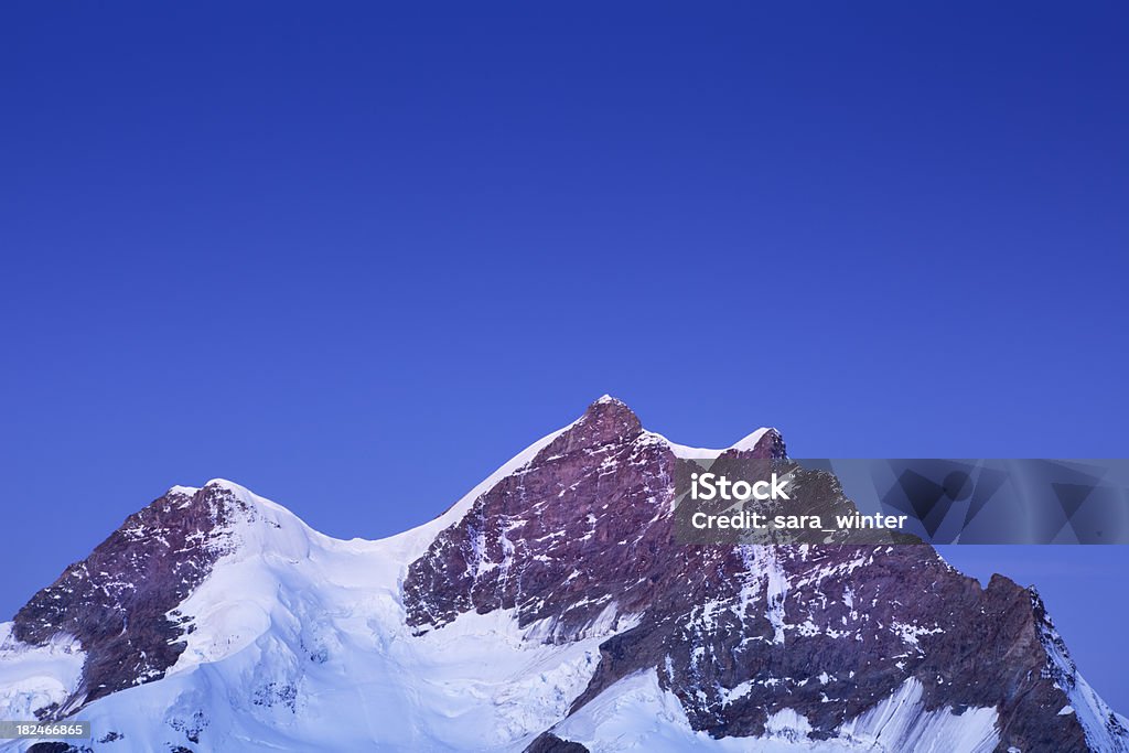 Górskie szczyty w dawn z Jungfraujoch w Szwajcarii - Zbiór zdjęć royalty-free (Jungfraujoch)