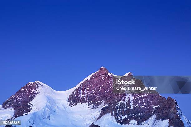 Górskie Szczyty W Dawn Z Jungfraujoch W Szwajcarii - zdjęcia stockowe i więcej obrazów Jungfraujoch - Jungfraujoch, Szczyt górski, Alpenglow