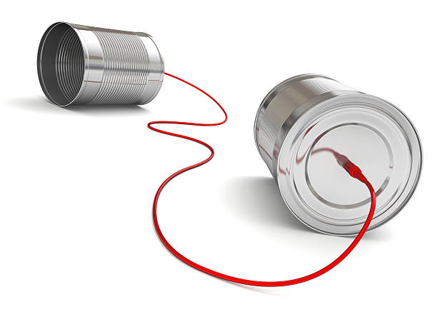 糸電話に赤いコンピュータケーブル - tin can phone ストックフォトと画像