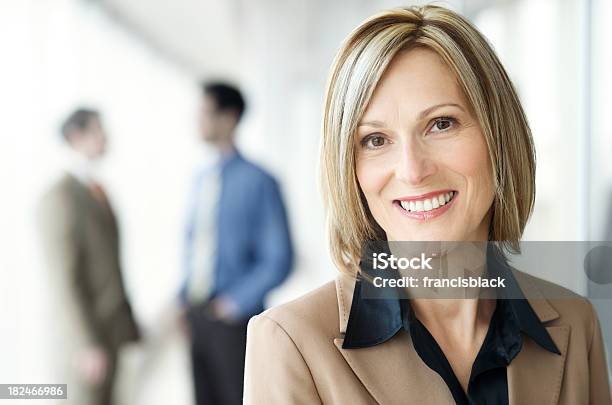 Modernen Executive Geschäftsfrau Lächeln Stockfoto und mehr Bilder von Zusammenarbeit - Zusammenarbeit, Modern, Büro