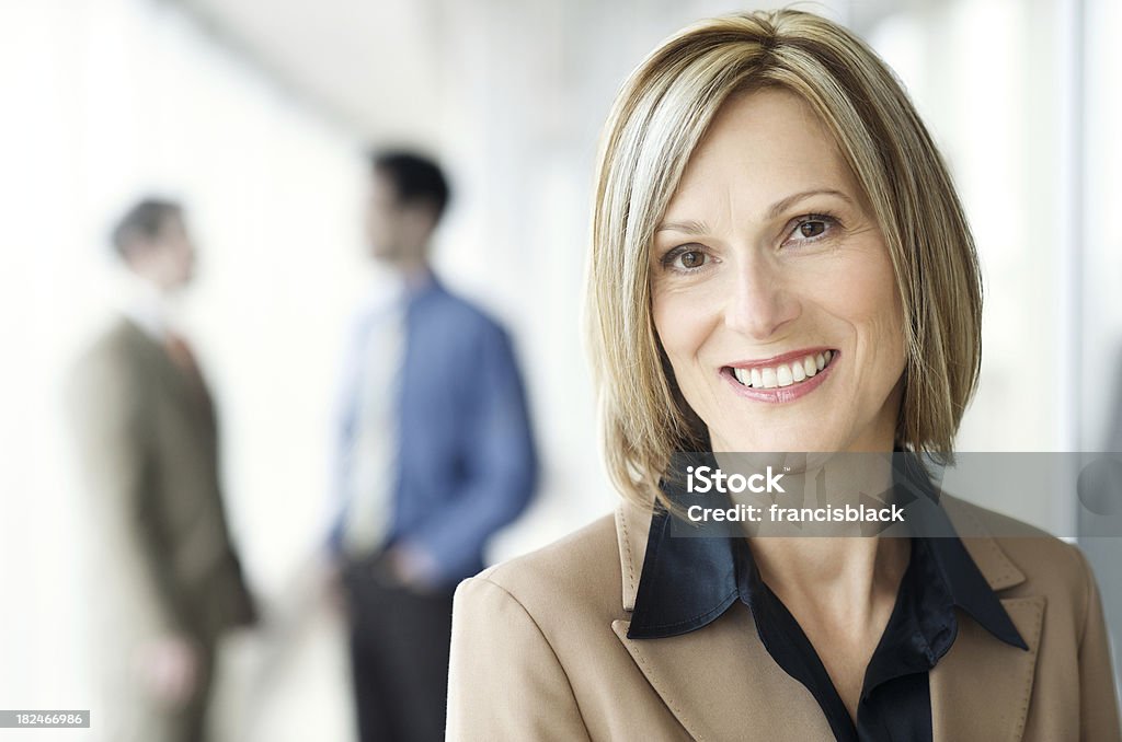 executive moderna sorridente donna d'affari - Foto stock royalty-free di Lavoro di squadra