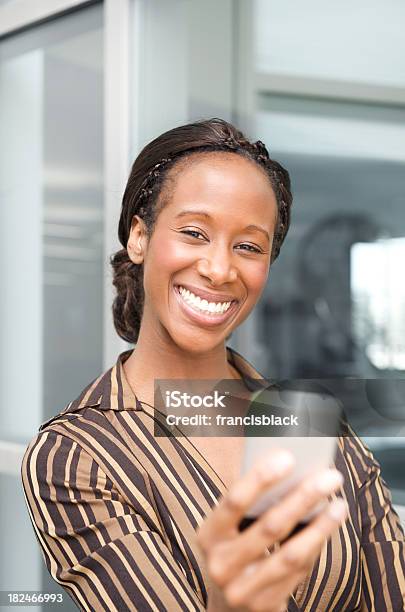 Photo libre de droit de Moderne Afroaméricain De Femme Daffaires Avec Le Téléphone Intelligent banque d'images et plus d'images libres de droit de Adulte