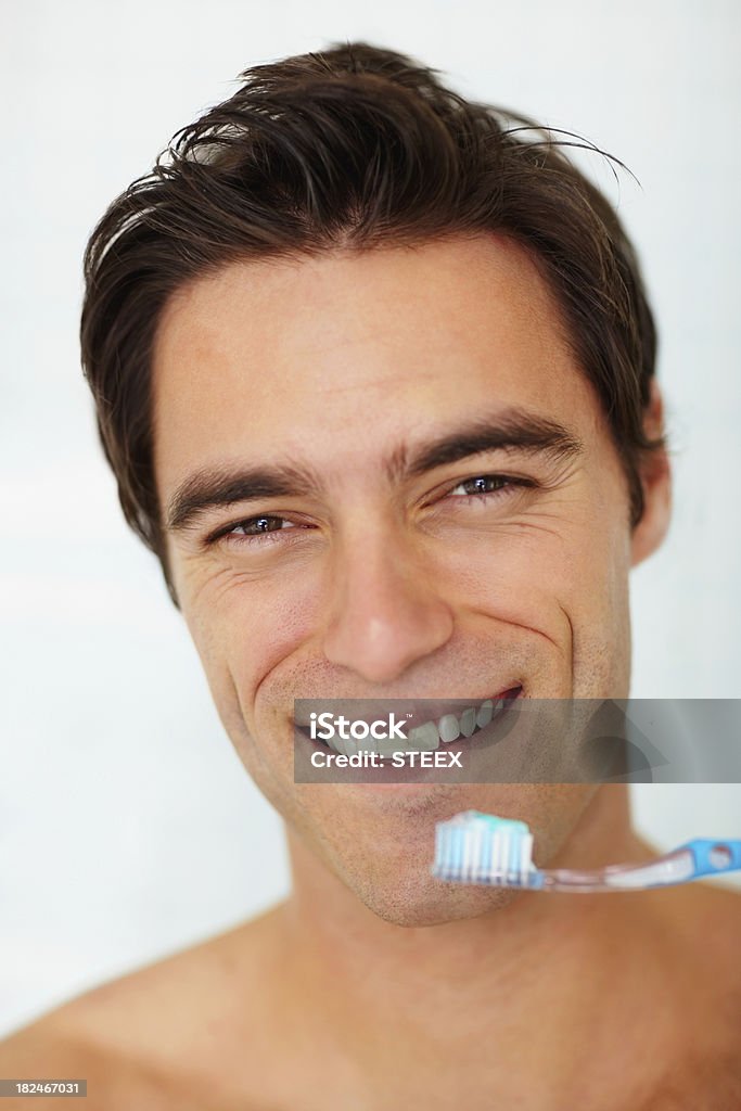 Feliz jovem sobre a escovar os dentes - Foto de stock de Escovar royalty-free