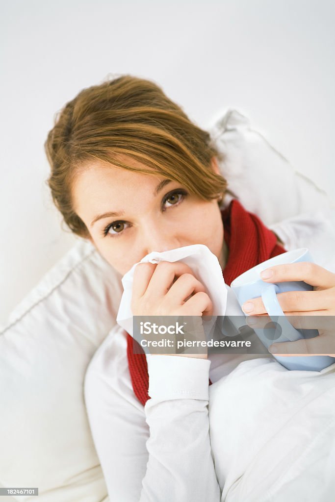 Mujer con la gripe bebiendo té y sonarse - Foto de stock de Adulto libre de derechos