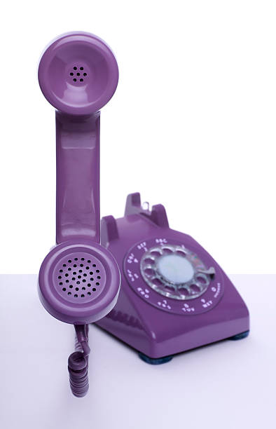 viola rispondere al telefono. manopola rotante telefono - obsolete landline phone old 1970s style foto e immagini stock