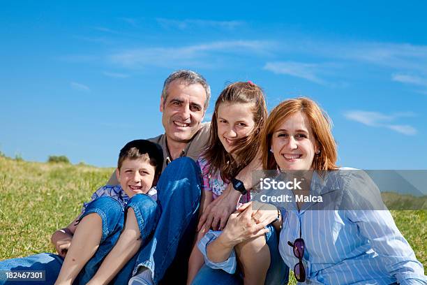 Foto de Família Na Primavera e mais fotos de stock de Adulto - Adulto, Adulto maduro, Amor