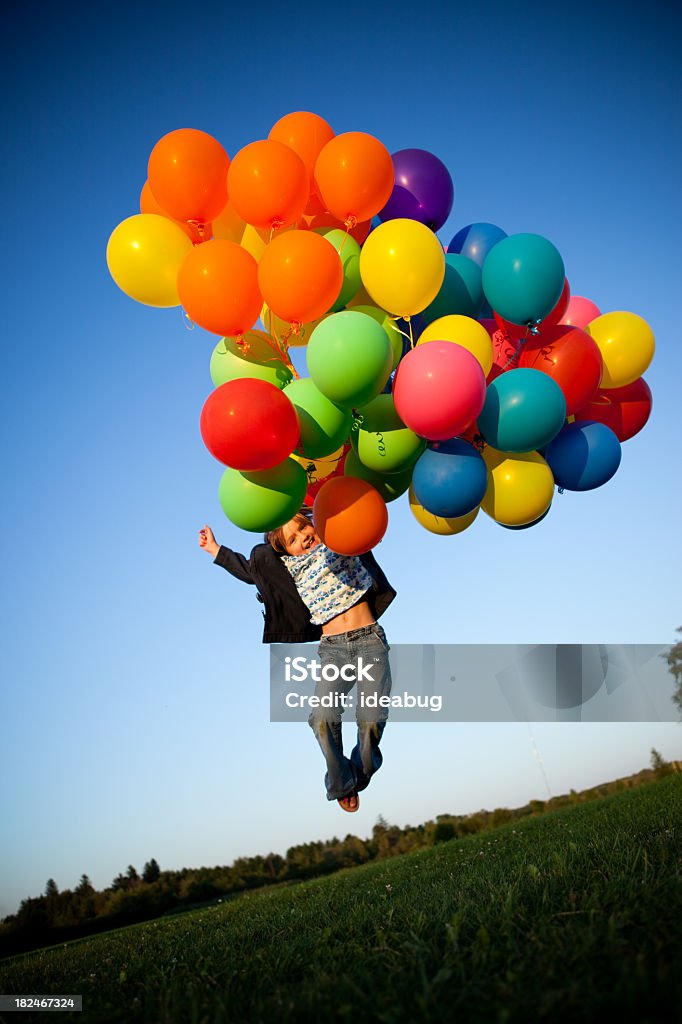 幸せそうな若い女の子をジャンプを含め、風船の - 1人のロイヤリティフリーストックフォト