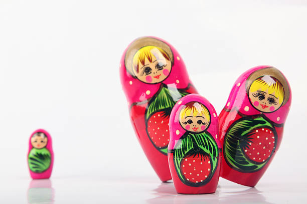 ninhos bonecas russas - russian nesting doll wood family teamwork - fotografias e filmes do acervo