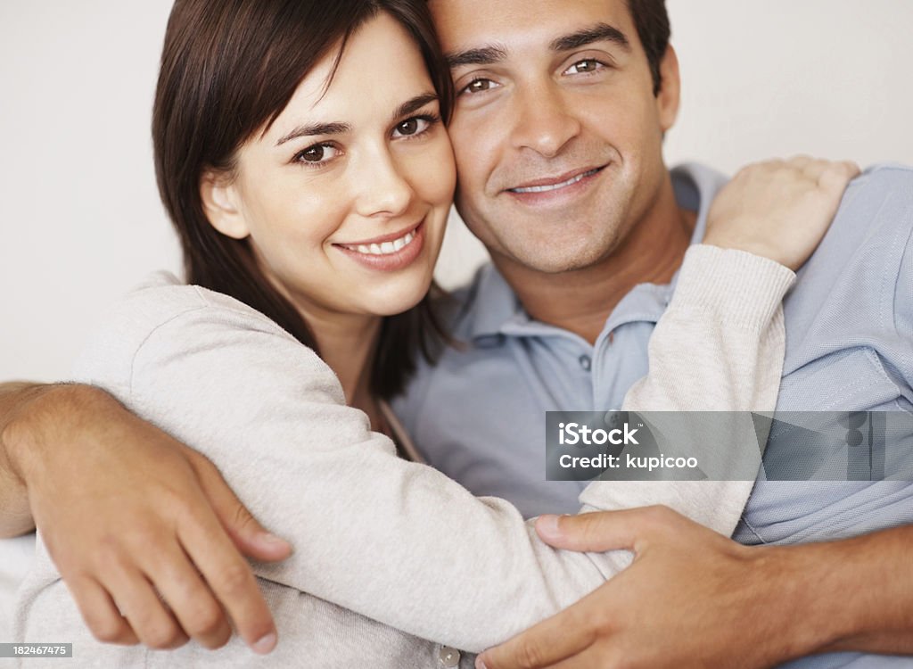 Romantica giovane coppia abbracciare l'altra a casa - Foto stock royalty-free di 25-29 anni