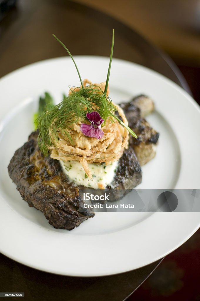 Bistecca alla griglia con lenzuola Fritto croccante di cipolle e Burro di erba - Foto stock royalty-free di Costata di manzo senza osso