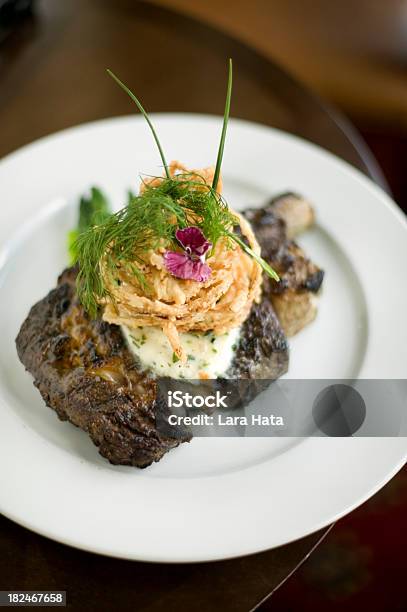 Bistecca Alla Griglia Con Lenzuola Fritto Croccante Di Cipolle E Burro Di Erba - Fotografie stock e altre immagini di Costata di manzo senza osso