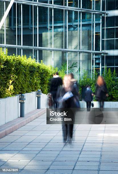 Borrosa Mujer De Negocios Caminando Frente Del Edificio Financiero París Foto de stock y más banco de imágenes de Oficina