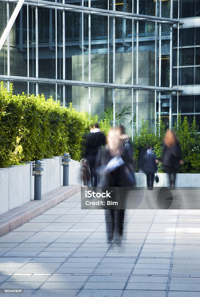 Desfocado Empresária caminhando na frente do edifício financeiro, Paris - Foto de stock de Escritório royalty-free