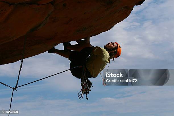 Foto de Masculino Rockclimber e mais fotos de stock de Abseiling - Abseiling, Arnês de segurança, Atividade