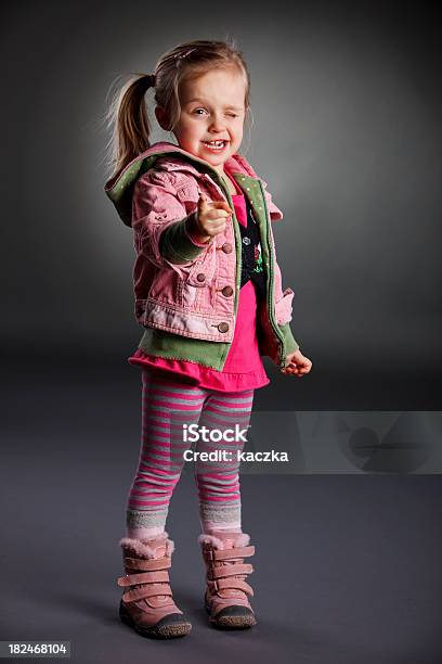 Bambina Che Indica - Fotografie stock e altre immagini di Adolescente - Adolescente, Alla moda, Allegro