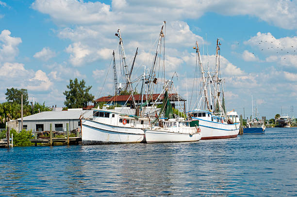 Barcos en Huddle sobre el agua - foto de stock