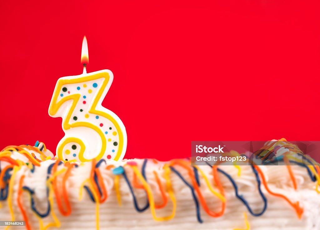 Decorado Bolo de aniversário com o número 3 queima de vela. Fundo vermelho. - Royalty-free Número 3 Foto de stock