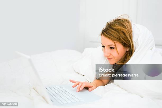 Mujer Joven Con Ordenador Portátil Mañanaespacio De Copia Con Mucha Luz Foto de stock y más banco de imágenes de 20 a 29 años