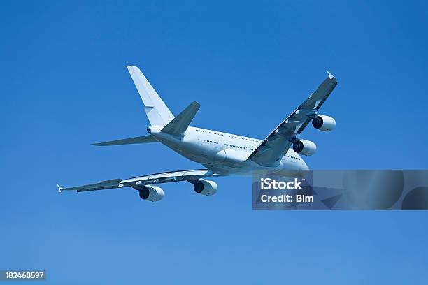 Big Реактивный Самолет На Ясное Небо — стоковые фотографии и другие картинки Самолёт - Самолёт, Углекислота, Biggest