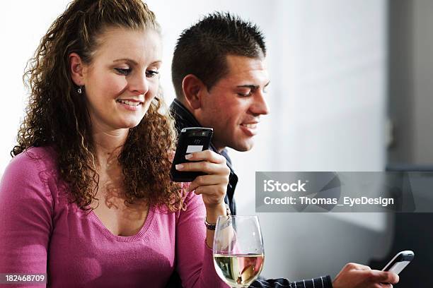若いカップルのチェックの電話のメッセージ - 2人のストックフォトや画像を多数ご用意 - 2人, つながり, インターネット