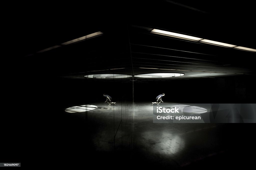 Parkour e freerunning in un tunnel della metropolitana - Foto stock royalty-free di Agilità