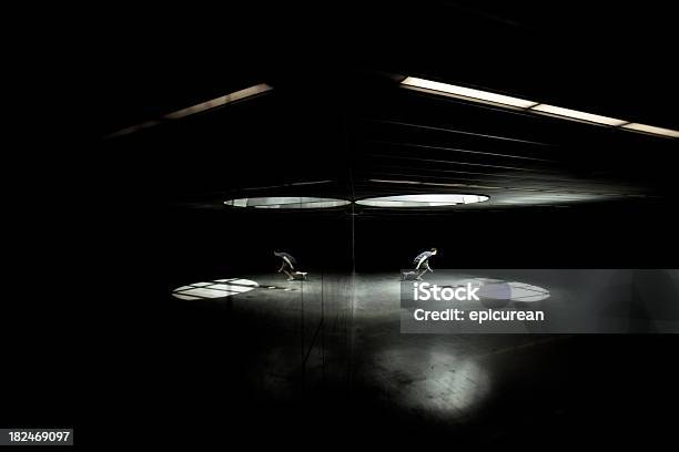 Parkour E Freerunning In Un Tunnel Della Metropolitana - Fotografie stock e altre immagini di Agilità