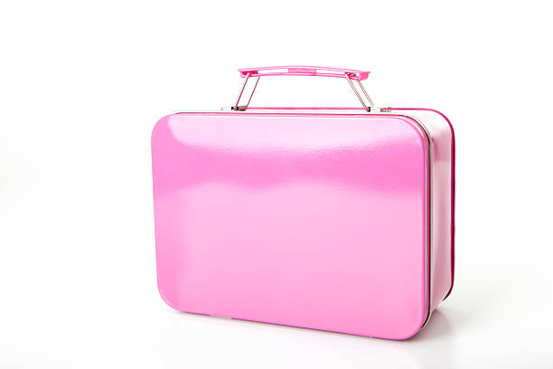 小さなピンクのスーツケースに若い女の子(XXL ストックフォト